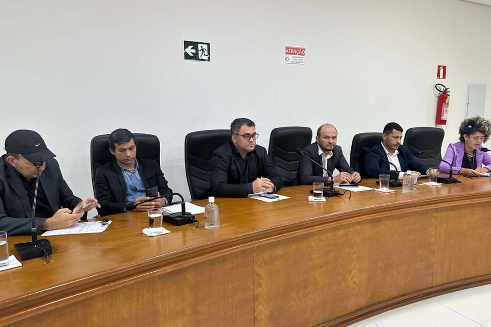 Câmara municipal de Jaru delibera projetos de Leis e indicações durante sessão ordinária