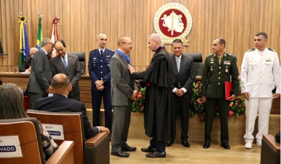 Decano do Tribunal de Justiça recebe honraria do Ministério Público Militar
