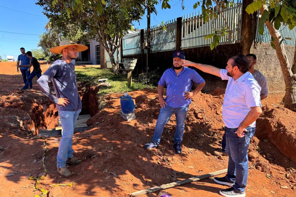 Deputado Laerte Gomes visita obras de bloqueteamento no distrito de Tancredópolis em Alvorada do Oeste
