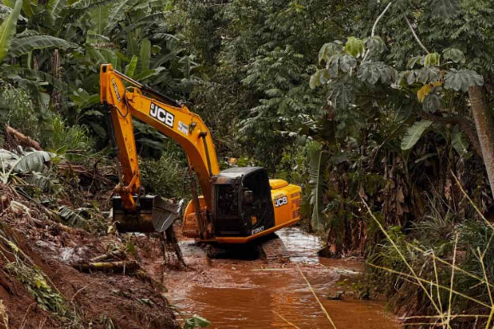 Prefeitura intensifica ações de prevenção com limpeza dos córregos
