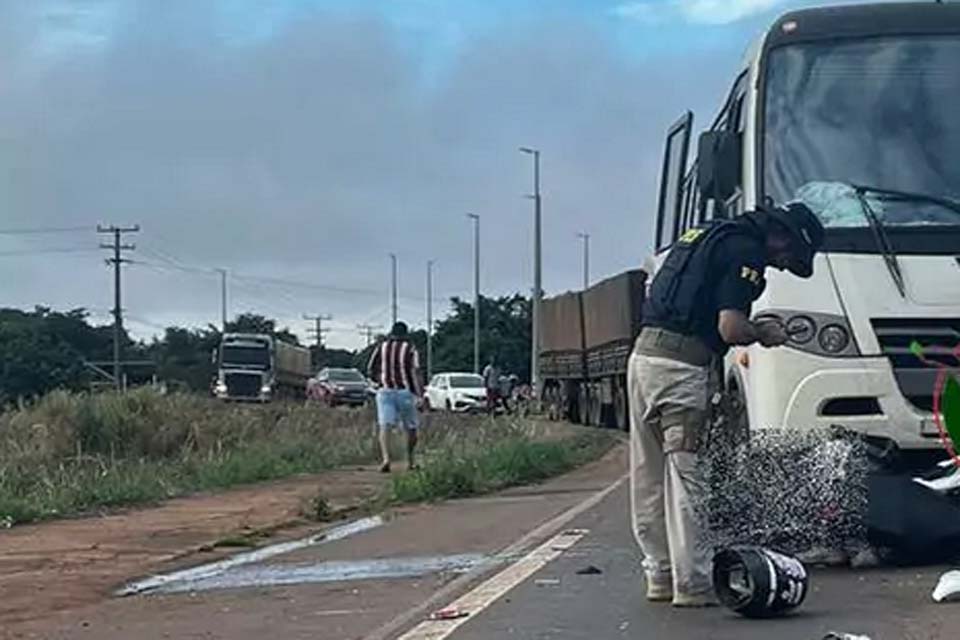 Moto colide frontalmente com ônibus na BR-364 em Pimenta Bueno