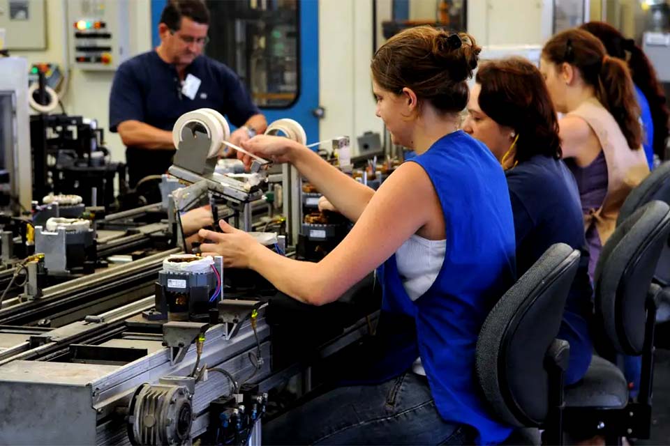 Prazo para empresas enviarem relatórios salariais começa nesta segunda