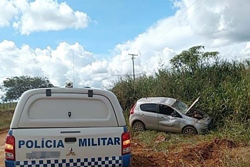 Três pessoas ficam feridas após carro capotar na linha 603 em Theobroma 