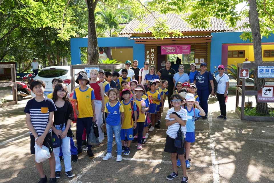 Estudantes da Escola Municipal Bilíngue realizam passeio educativo no Parque Natural