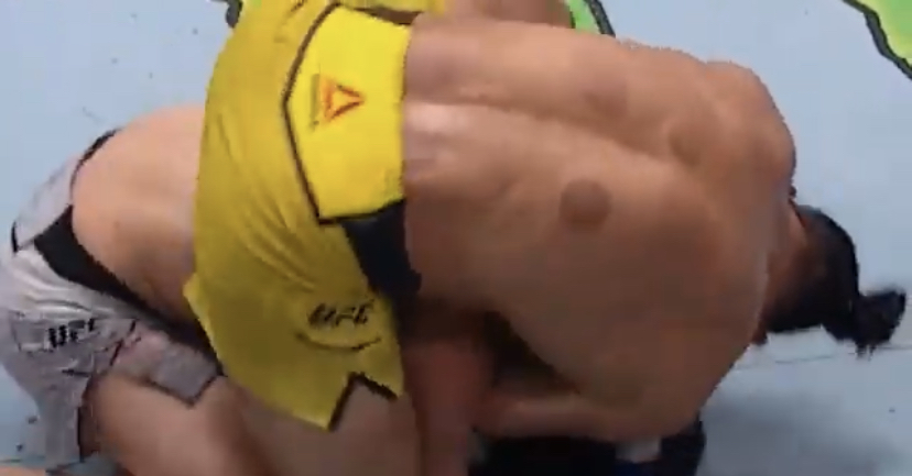 VÍDEO - Brasileiro Michael Pereira finaliza russo e vence no UFC Las Vegas; Melhores Momentos