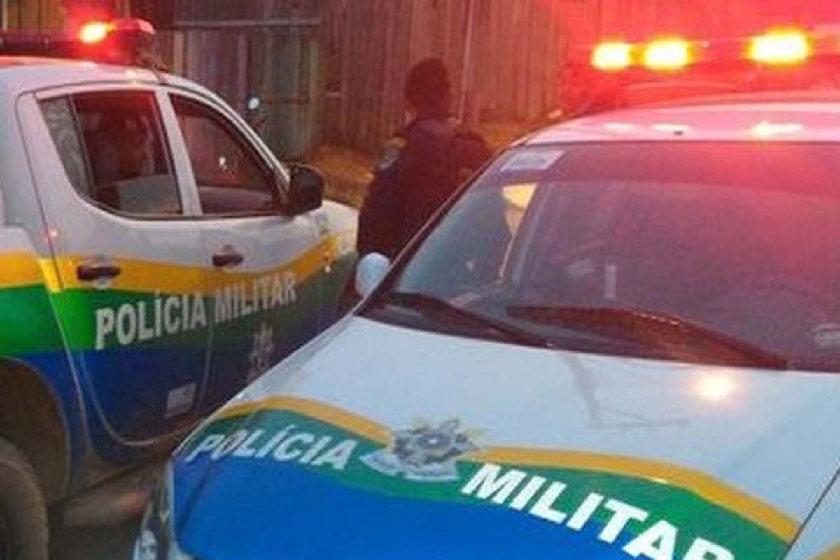 Família é rendida por criminosos e tem quatro celulares e uma moto roubados