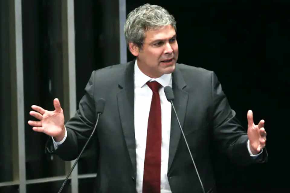 Líder do PT na Câmara diz que tarifas de Trump são ataque à democracia