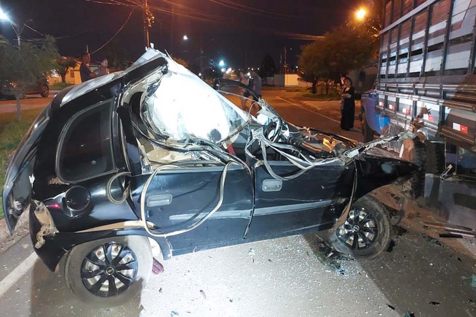 Motorista  é socorrido em estado grave após colisão em caminhonete