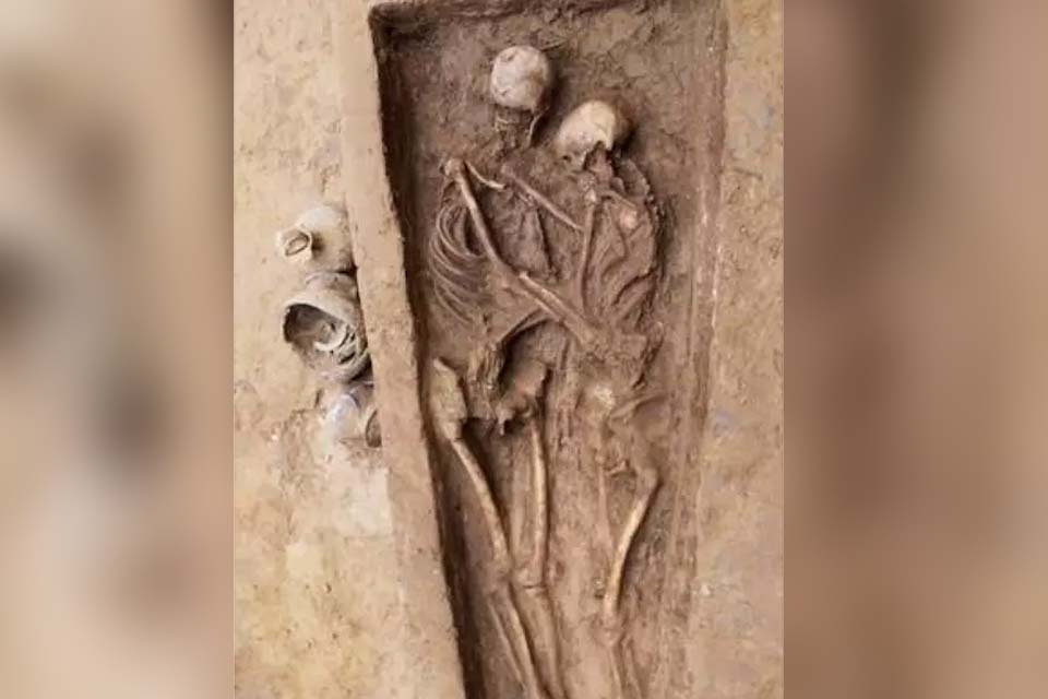 China descobre tumba de 1,6 mil anos com casal abraçado