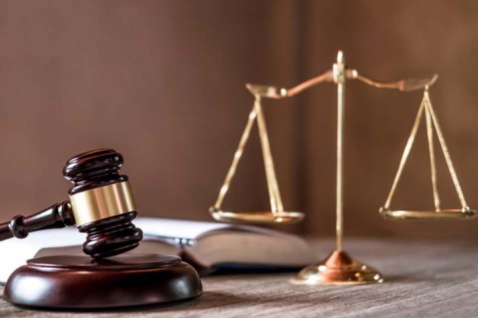 Justiça de Rondônia condena à cadeia mulher que destruiu janela de vidro no quartel da PM com cabeçada