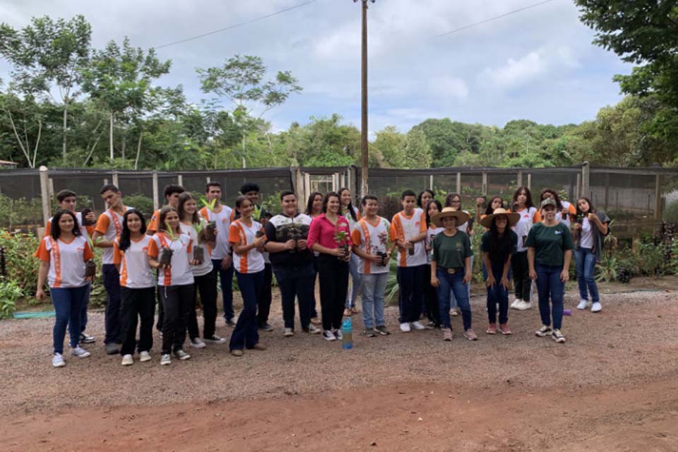 Alunos da Escola Marechal Cordeiro de Farias em Pimenta Bueno exploram o Horto Municipal