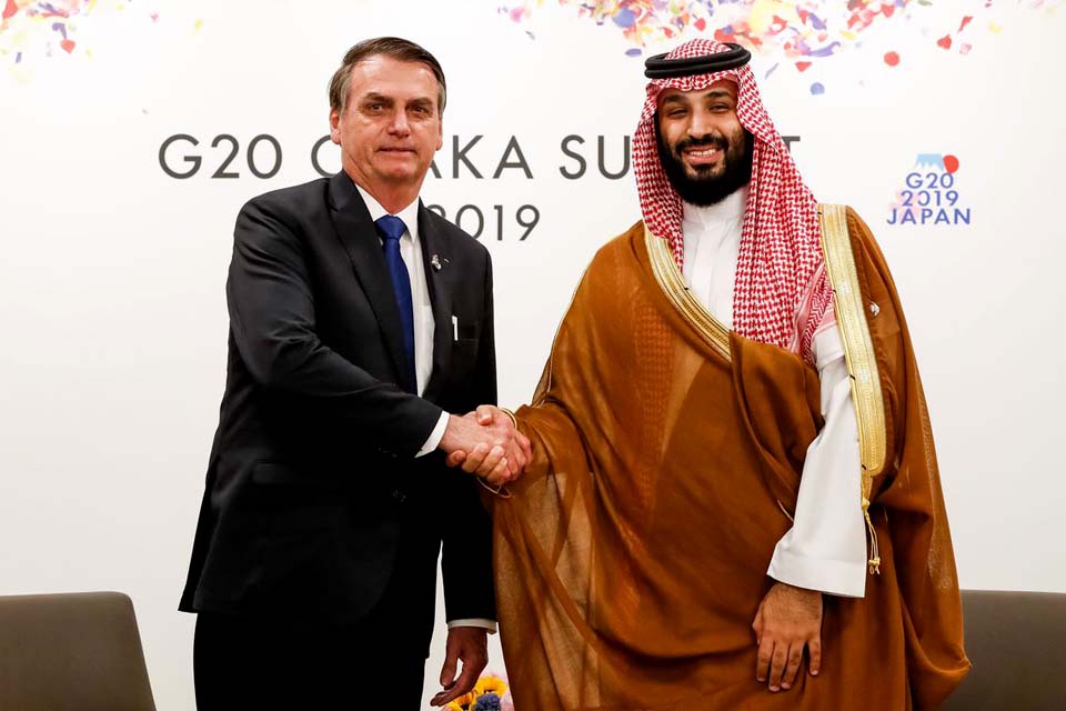 Bolsonaro assina acordos e diz que “Brasil tem mar de oportunidades”