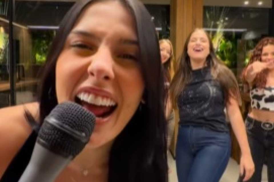 Ana Castela aparece em karaokê com amigas um dia após anúncio de término
