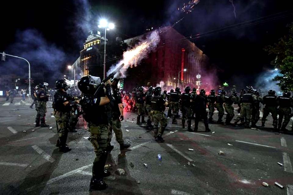 Mais de 70 pessoas são detidas após manifestações violentas contra gestão da pandemia