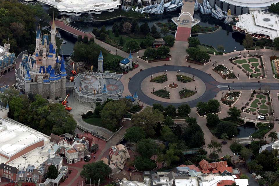 Disney mantém previsão de abertura de parques no próximo sábado