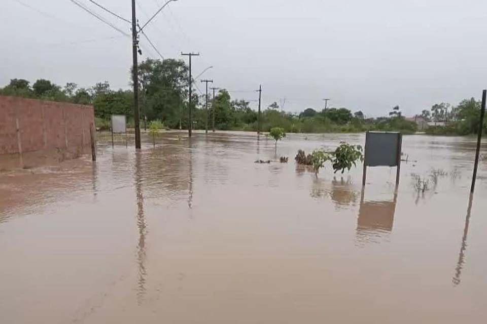 Fortes chuvas causam alagamentos em várias regiões de Cacoal