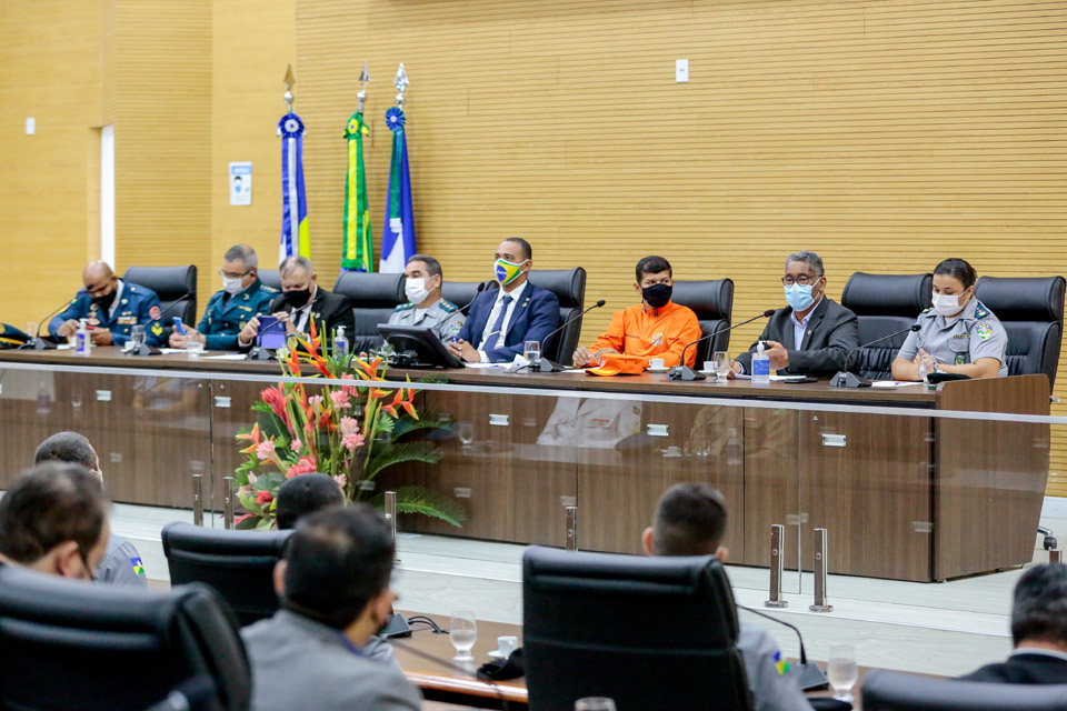 Assembleia Legislativa homenageia Secretário de Educação e Militares com Medalha de Mérito e Votos de Louvor