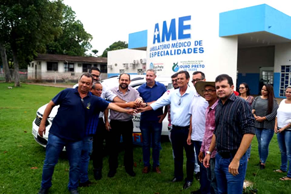 Deputado Laerte Gomes participa da entrega de minivan para a Secretaria de Saúde de Ouro Preto do Oeste