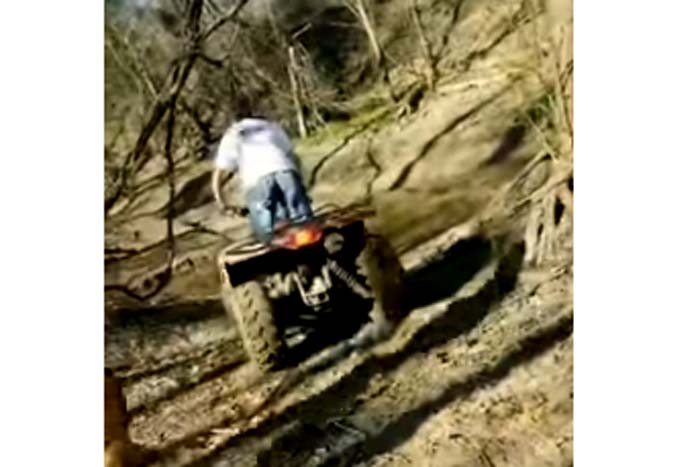 Homem se dá mal ao atravessar lago em quadriciclo 