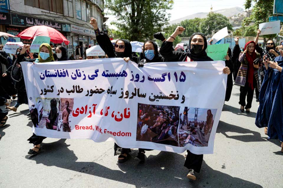 Talibãs atiram para o ar e dispersam protesto de mulheres em Cabul