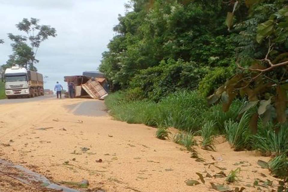 Carreta carregada de soja tomba na BR 364 próximo a Frigon em Jaru