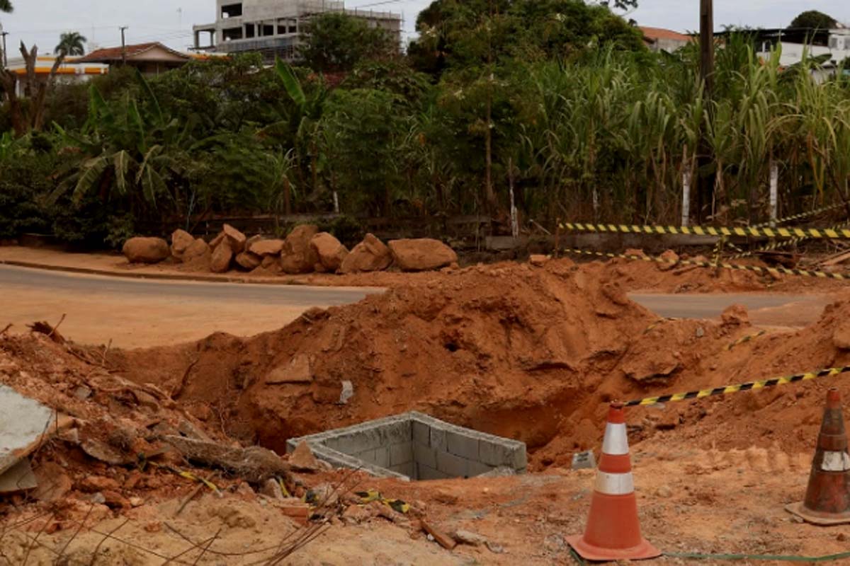 Prefeitura está realizando trabalho de drenagem na rua Minas Gerais, no trecho entre as ruas Grajaú e Suruí