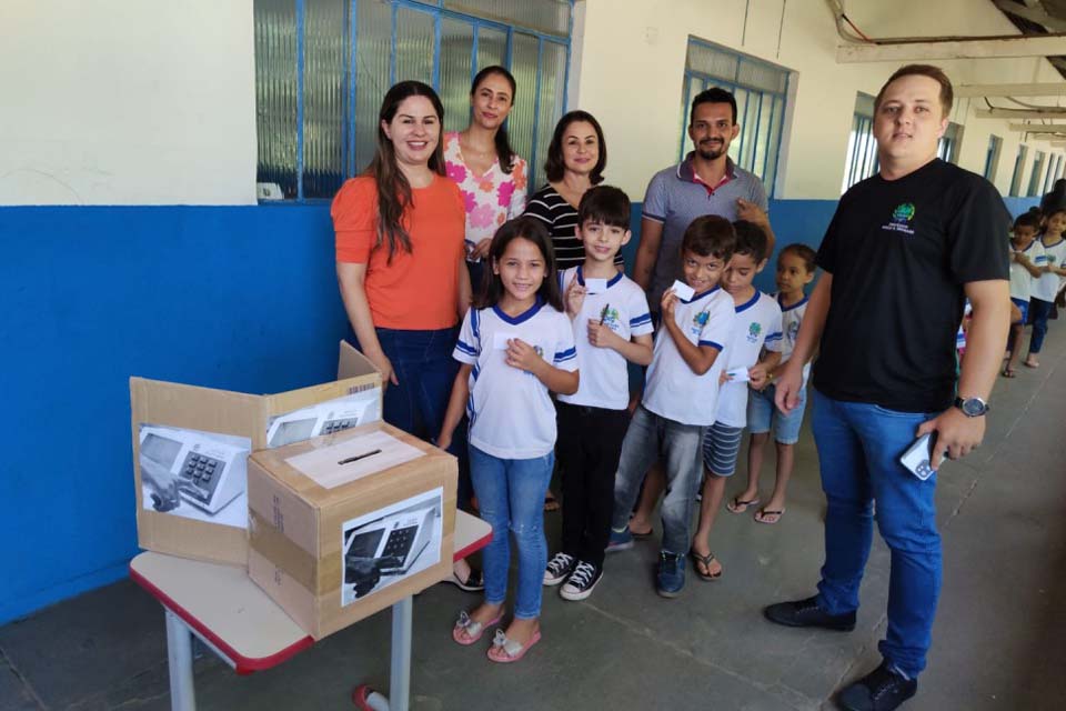 Escola Abrão Rocha promove exercício democrático com simulação de voto