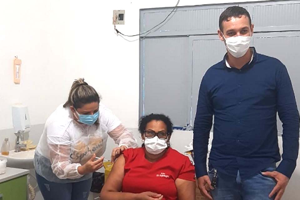 Prefeitura inicia vacinação contra a covid-19; técnica em enfermagem foi a primeira vacinada