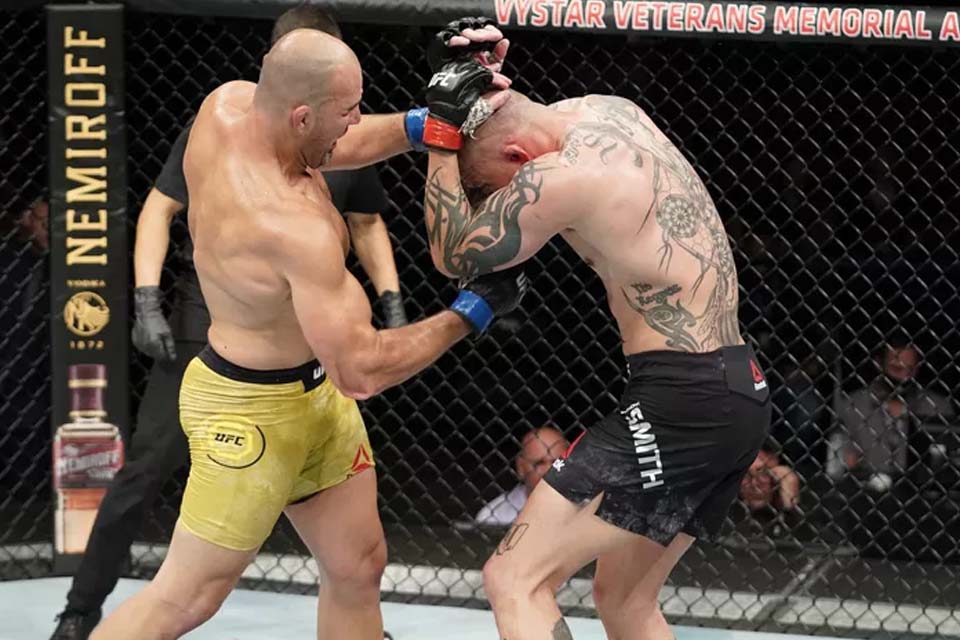 VÍDEO - Glover Teixeira nocauteia Anthony Smith em massacre no UFC Jacksonville; Melhores Momentos