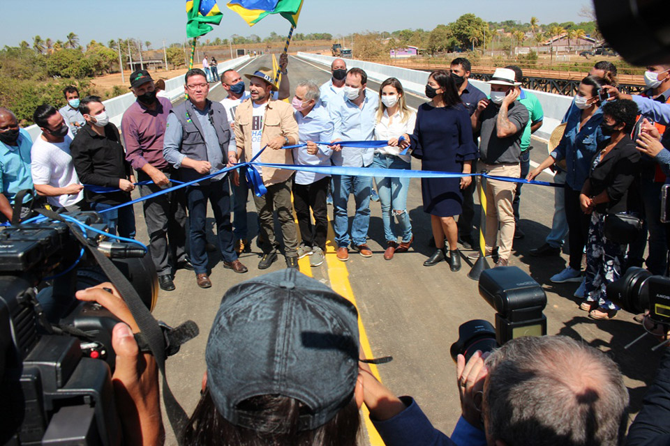 Adelino Follador comemora inauguração da ponte sobre o rio Jamari na BR-421