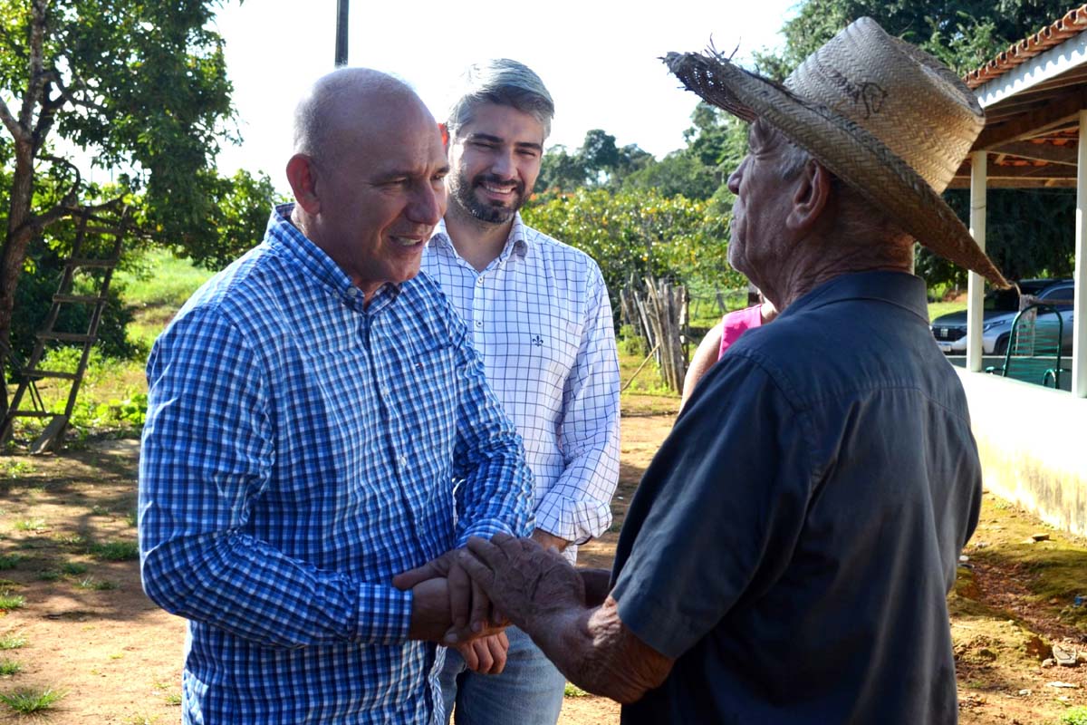 Ezequiel Neiva garante recurso para melhorar acesso em propriedades rurais de Theobroma