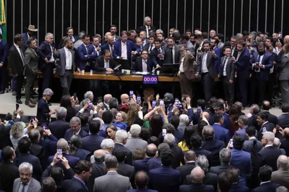 Após ocupação de Plenário, Hugo Motta abre sessão e pede respeito