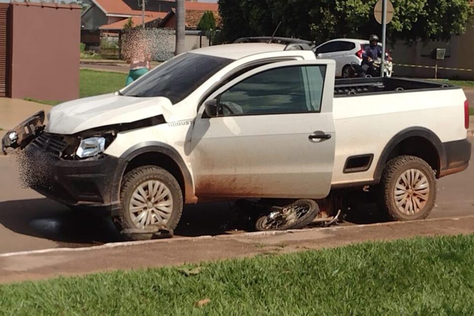 Motociclista é arremessada e moto para embaixo de carro em acidente