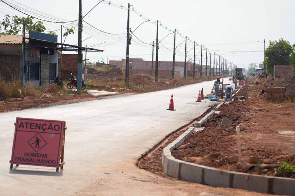 Em nova etapa, avenida Calama recebe meio-fio e sarjeta