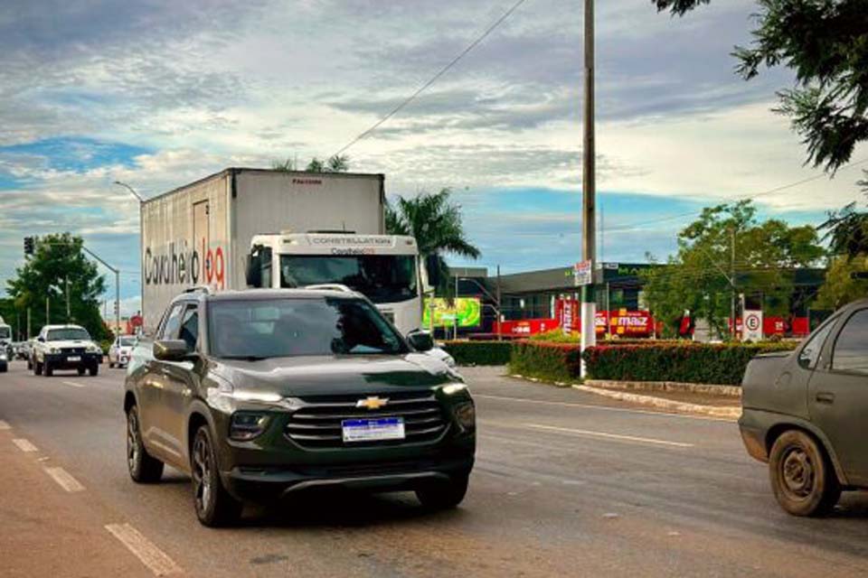 Prazo para licenciamento de veículos com placa final 1,2 e 3 encerra na quinta-feira, dia 28