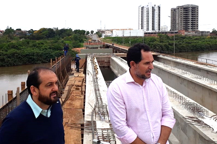 Laerte Gomes acompanha andamento da construção da ponte sobre o rio Urupá