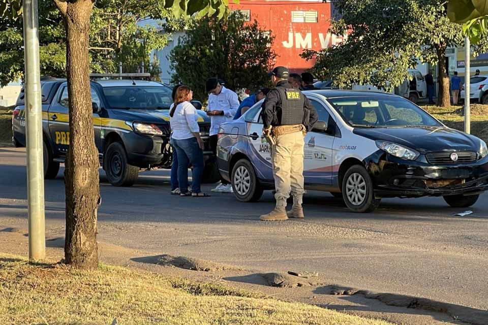 Motociclista colide em veículo da Prefeitura de Jaru na BR 364