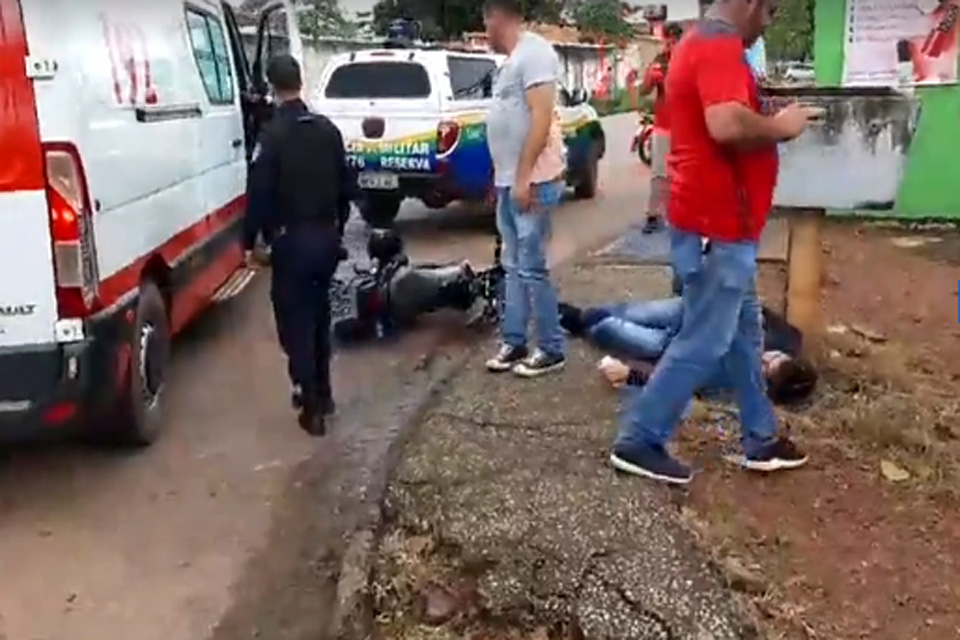 Motociclista é jogada a vários metros após carro avançar preferencial