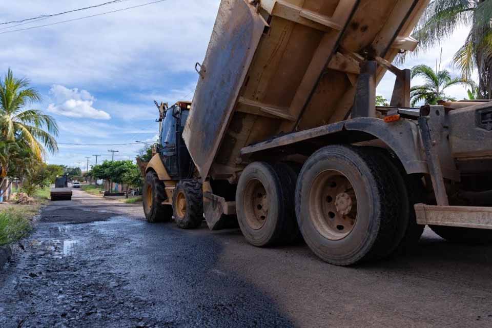 Prefeitura de Jaru realiza manutenção de ruas pavimentadas no bairro Jardim dos Estados