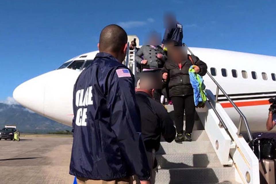 Em quatro anos, cerca de 9 mil brasileiros foram deportados dos Estados Unidos