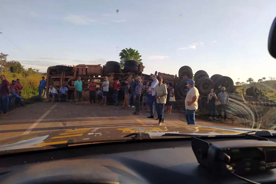 Carreta carregada com soja tomba na BR-364 em Rondônia