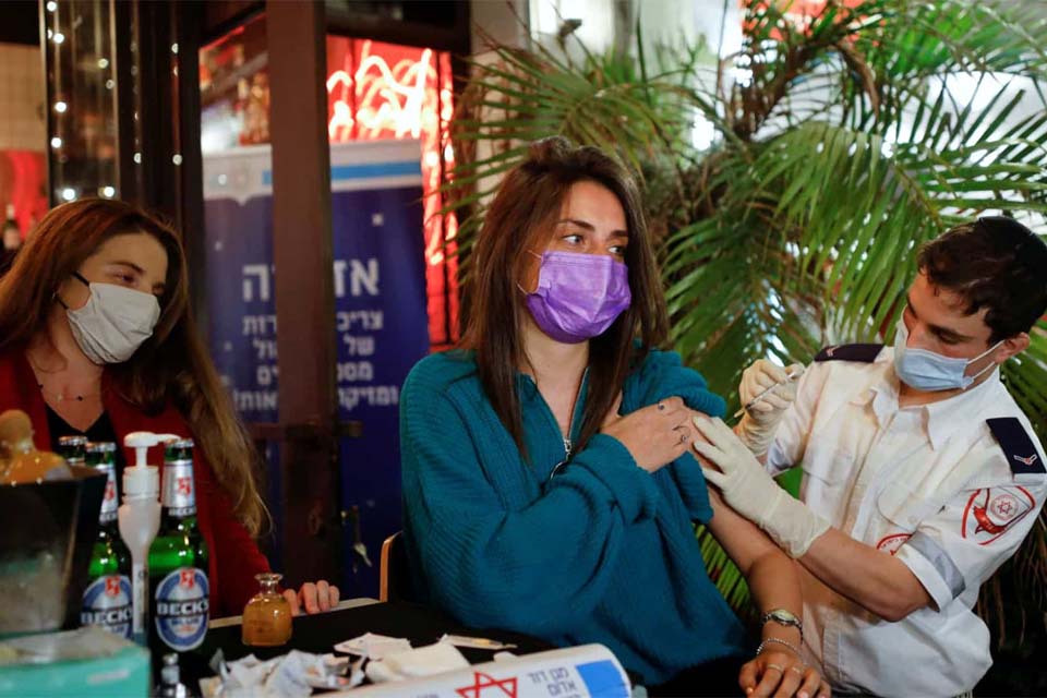 Lei de Israel permite às autoridades identificar os não vacinados