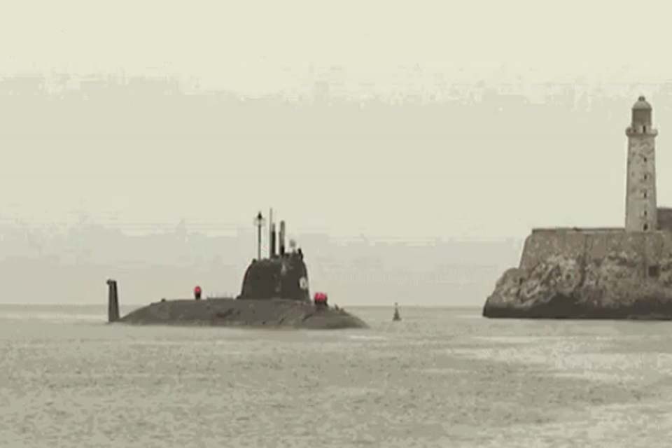Submarino dos EUA afunda navio do Irã e mata ao menos 87