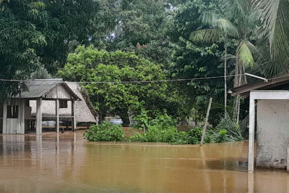 Karipunas acusaram usinas de Santo Antônio e Jirau como culpadas pelo alagamento em Rondônia; empresas negam responsabilidade