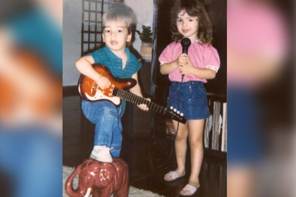 Sandy e Junior postam foto antiga e fãs especulam que dupla fará live!
