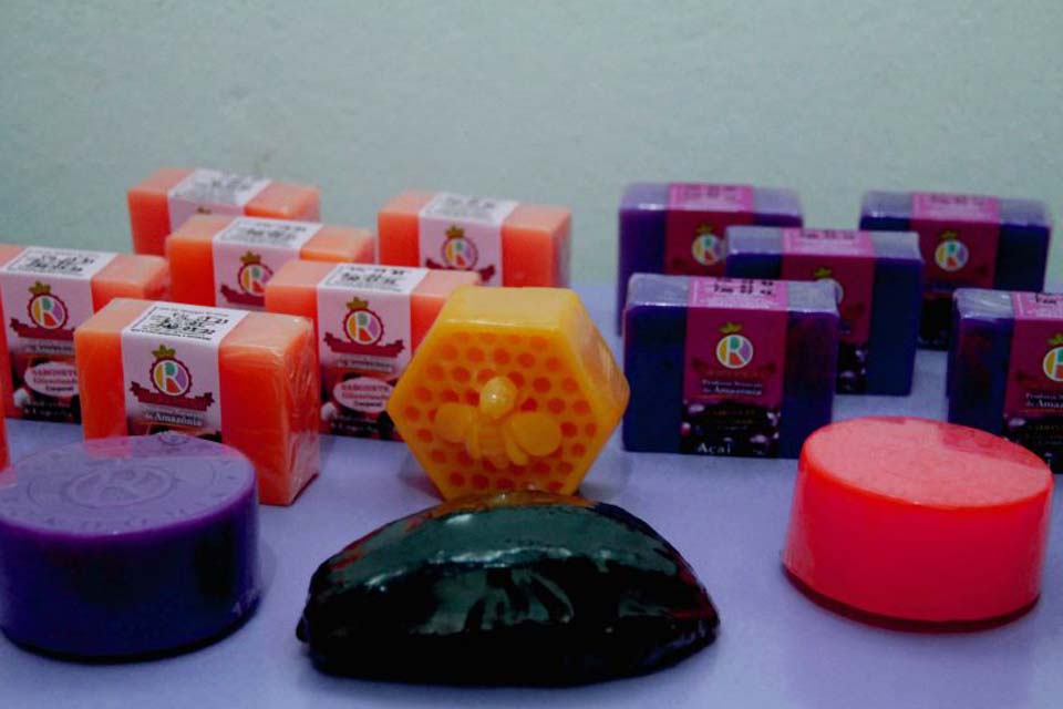 Produção de cosméticos sustentáveis do Estado desperta interesse de integrantes da Embaixada da Espanha