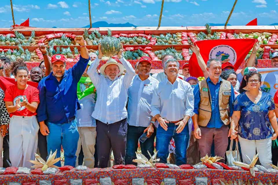 Lula entrega mais de 12 mil lotes de terras da reforma agrária