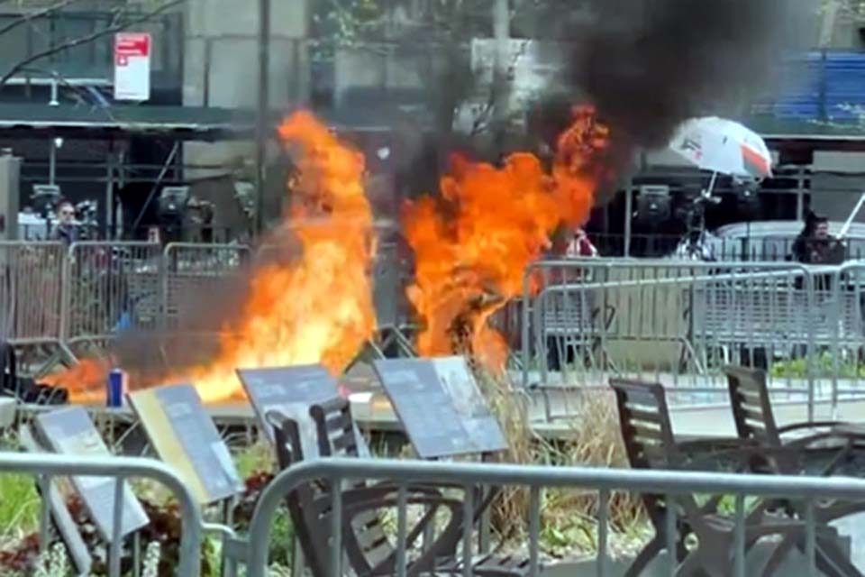 Homem ateia fogo a si perto de tribunal onde ex-presidente dos EUA, Donald Trump, é julgado