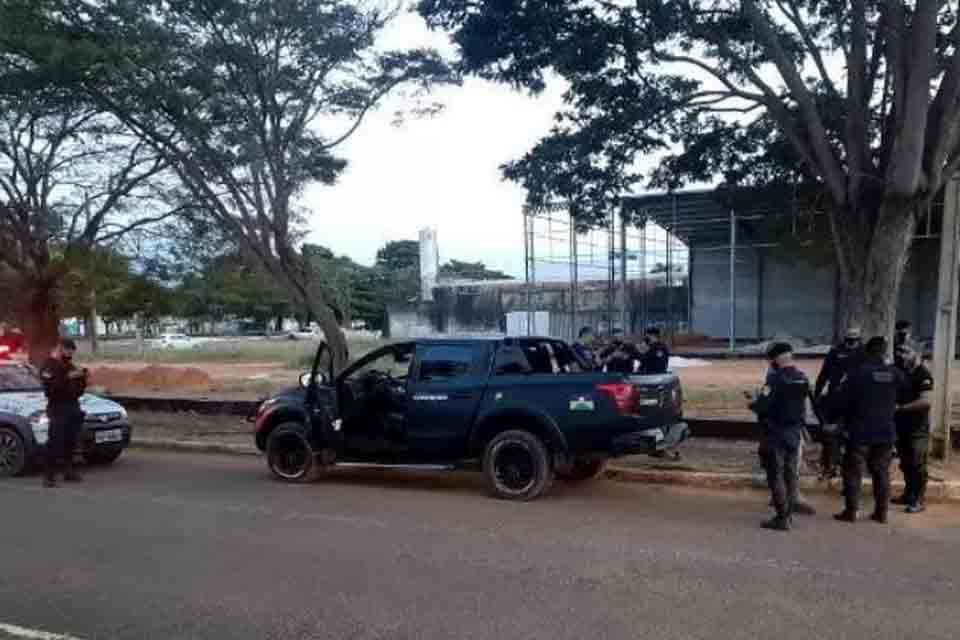 PM aborda homens armados em caminhonete suspeita em Vilhena