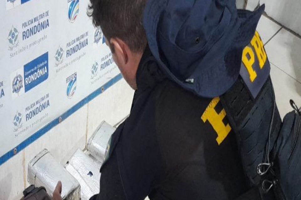 Mulher é presa na BR-364 levando 13 quilos de skunk para o Ceará